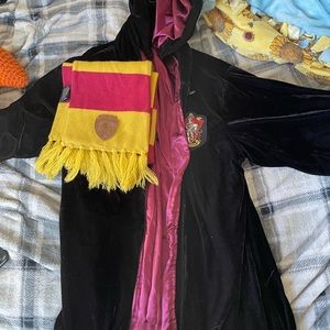 Harry Potter griffendor robe and scarf
